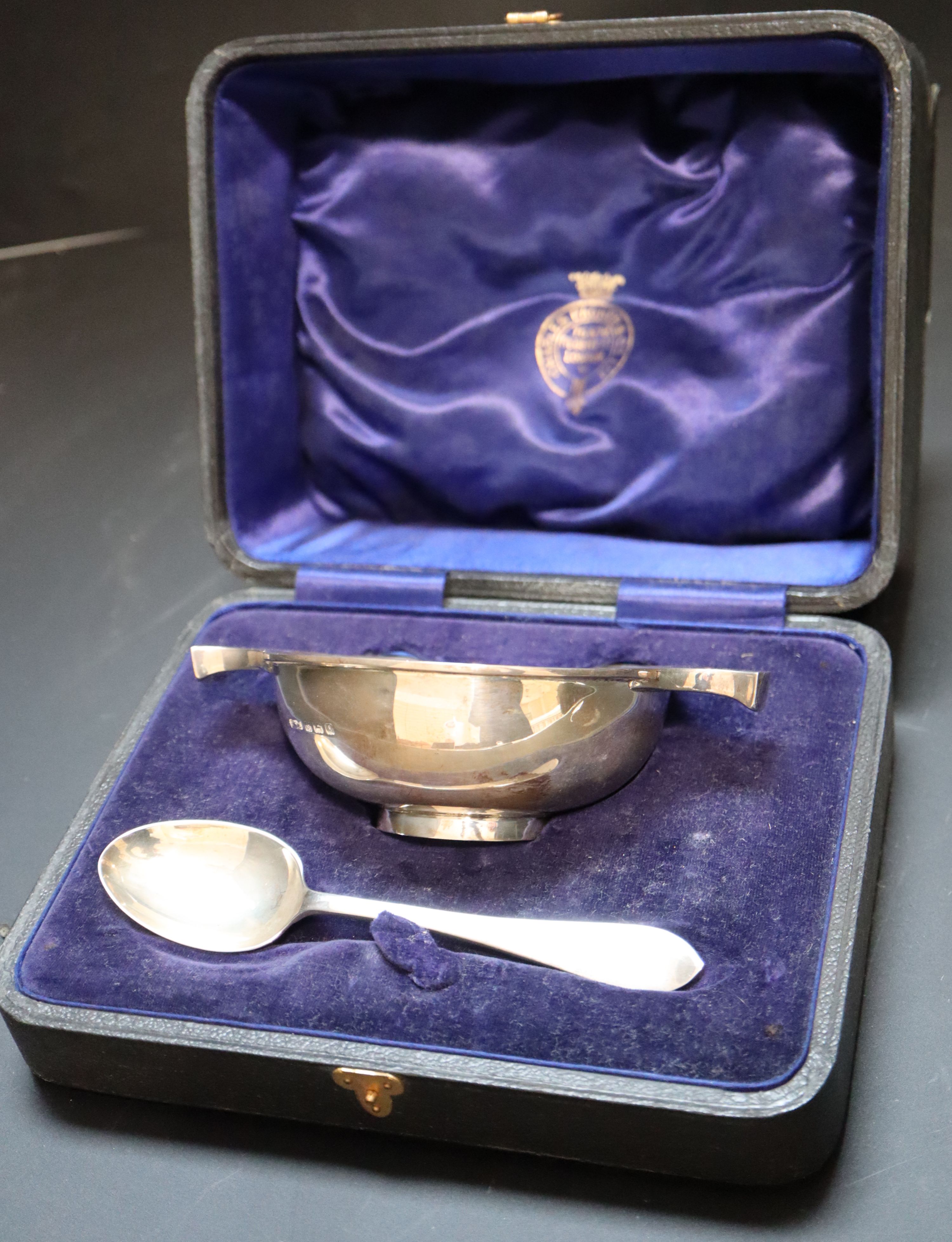 A George V cased silver quaich and spoon, 5oz.